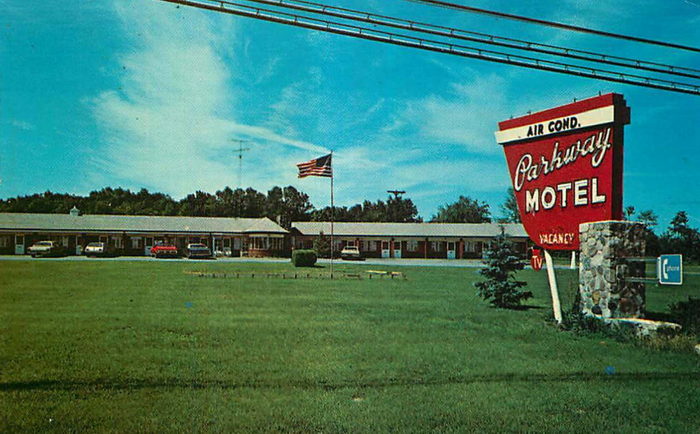 Parkway Motel - Old Postcard